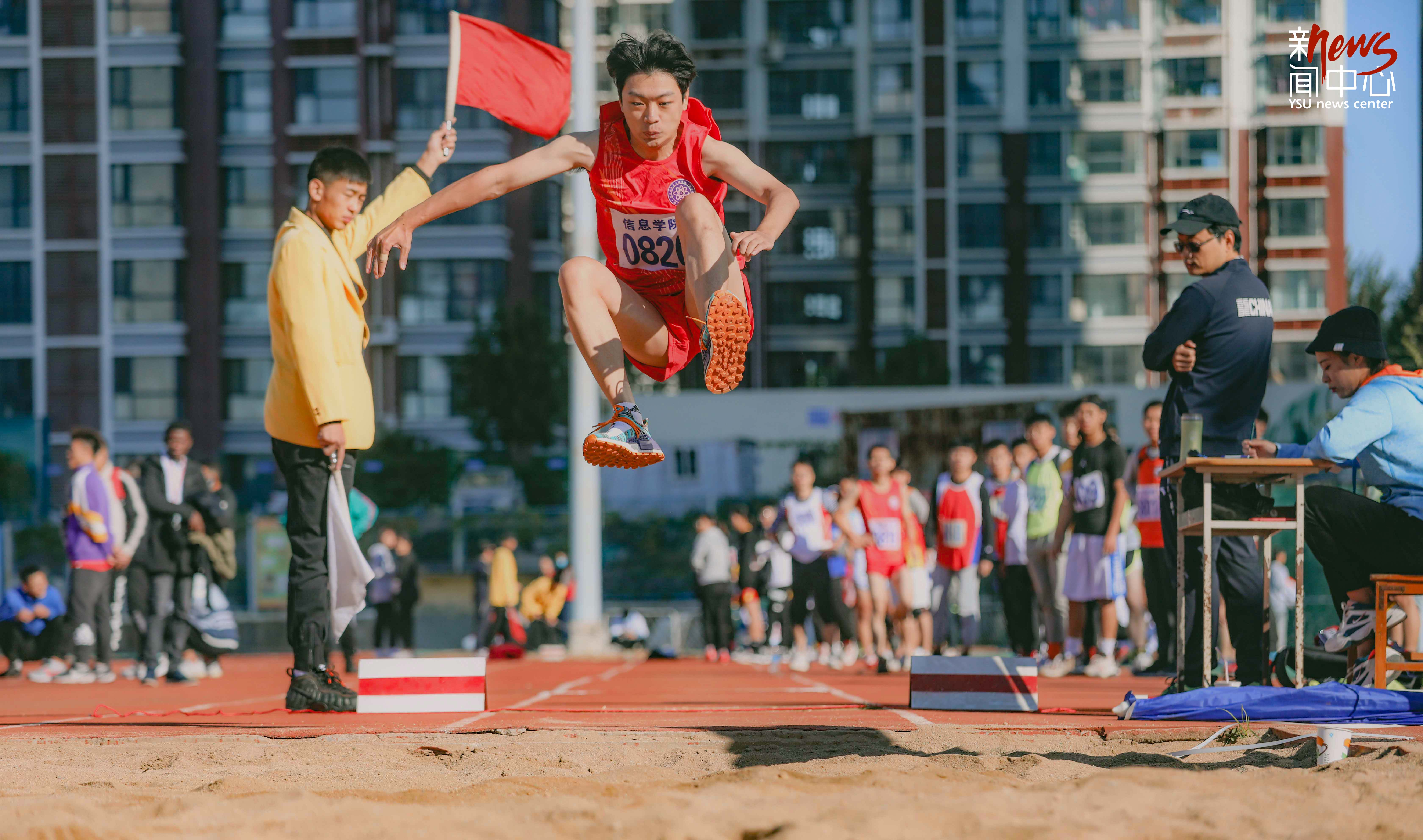 南宫娱乐-运动员奋勇拼搏，向着胜利冲刺